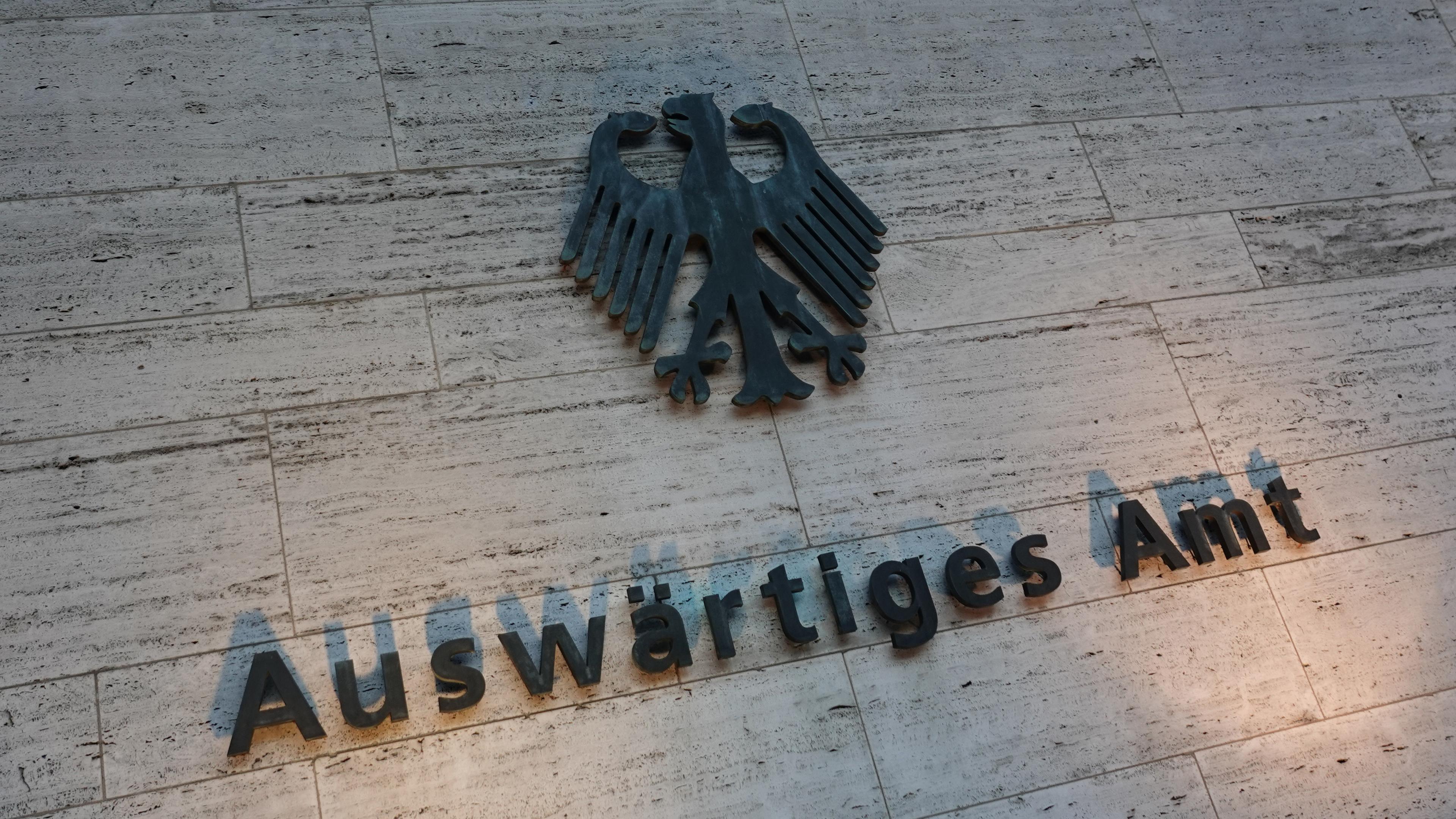 Berlin: Das deutsche Wappen und der Schriftzug "Auswärtiges Amt" sind an einer Außenwand am Eingang zum Auswärtigen Amt angebracht. 