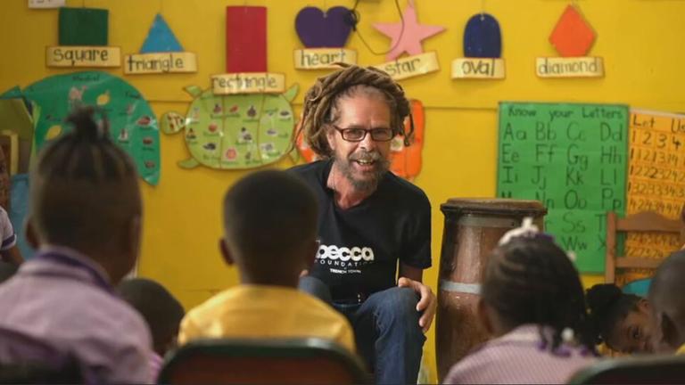 Auswanderer Mathias mit seiner Ukulele