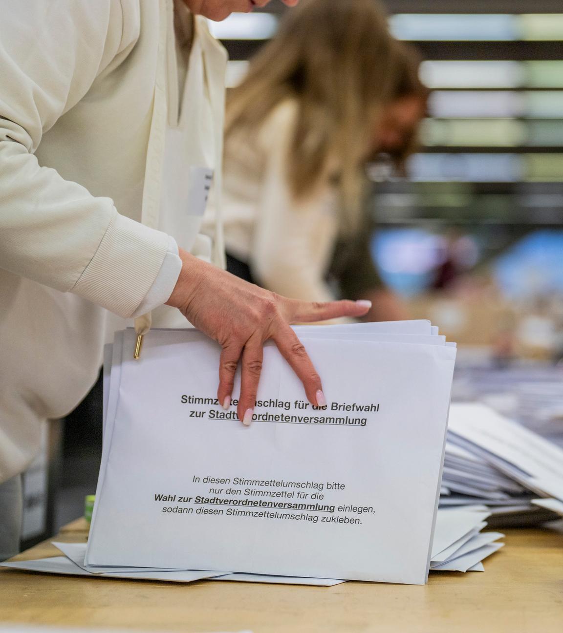 Die Stimmauszählung im Briefwahlzentrum in den Messehallen in Frankfurt startet für die Kommunalwahlen in Hessen am 15.03.2026 in Frankfurt am Main. 