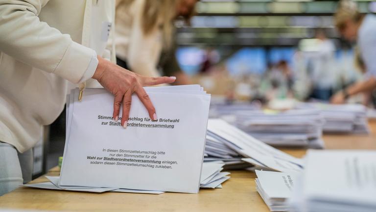 Die Stimmauszählung im Briefwahlzentrum in den Messehallen in Frankfurt startet für die Kommunalwahlen in Hessen am 15.03.2026 in Frankfurt am Main. 