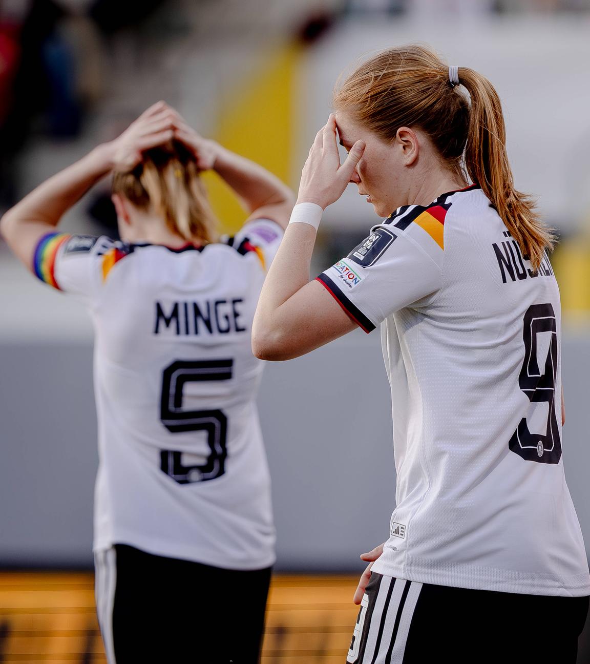 Janina Minge und Sjoeke Nüsken (beide links) blicken enttäuscht, während rechts zwei Österreicherinnen jubeln.