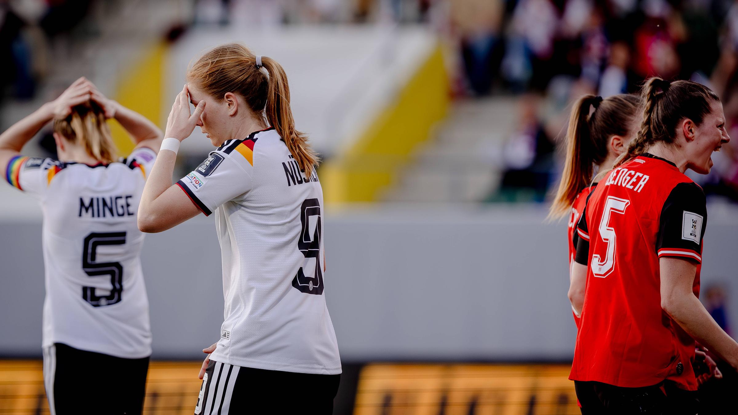 Janina Minge und Sjoeke Nüsken (beide links) blicken enttäuscht, während rechts zwei Österreicherinnen jubeln.