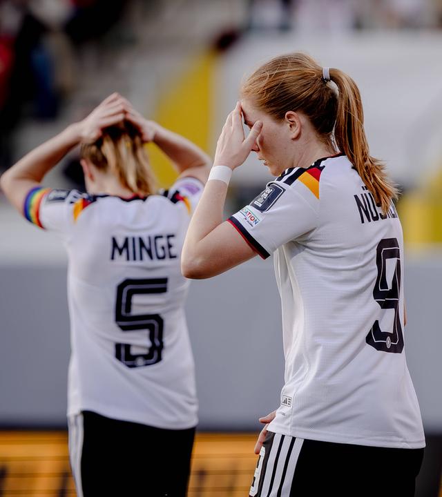 Janina Minge und Sjoeke Nüsken (beide links) blicken enttäuscht, während rechts zwei Österreicherinnen jubeln.