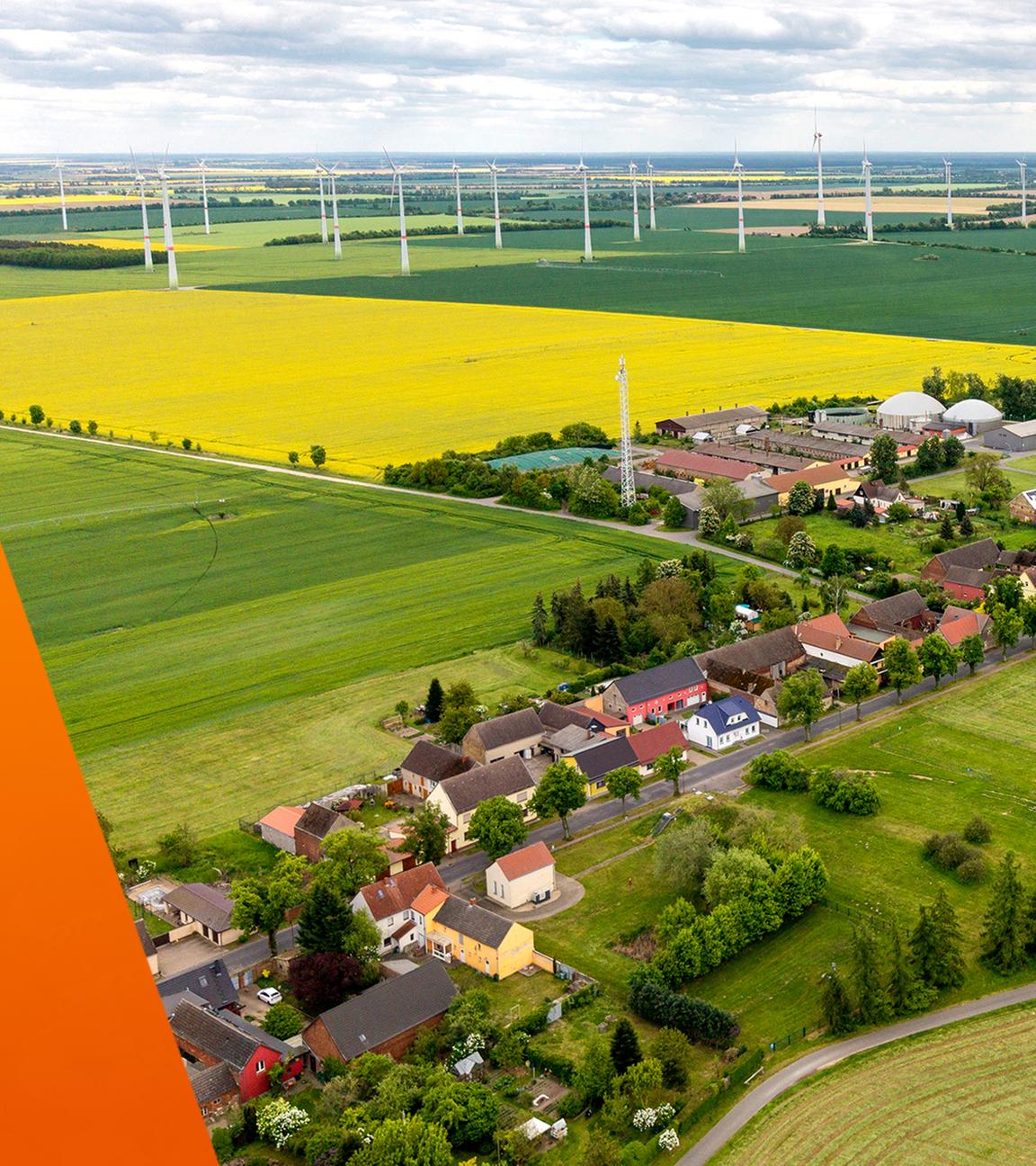 Luftbild des energieautarken Dorfs Feldheim im Frühling