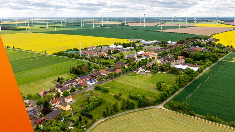 Luftbild des energieautarken Dorfs Feldheim im Frühling