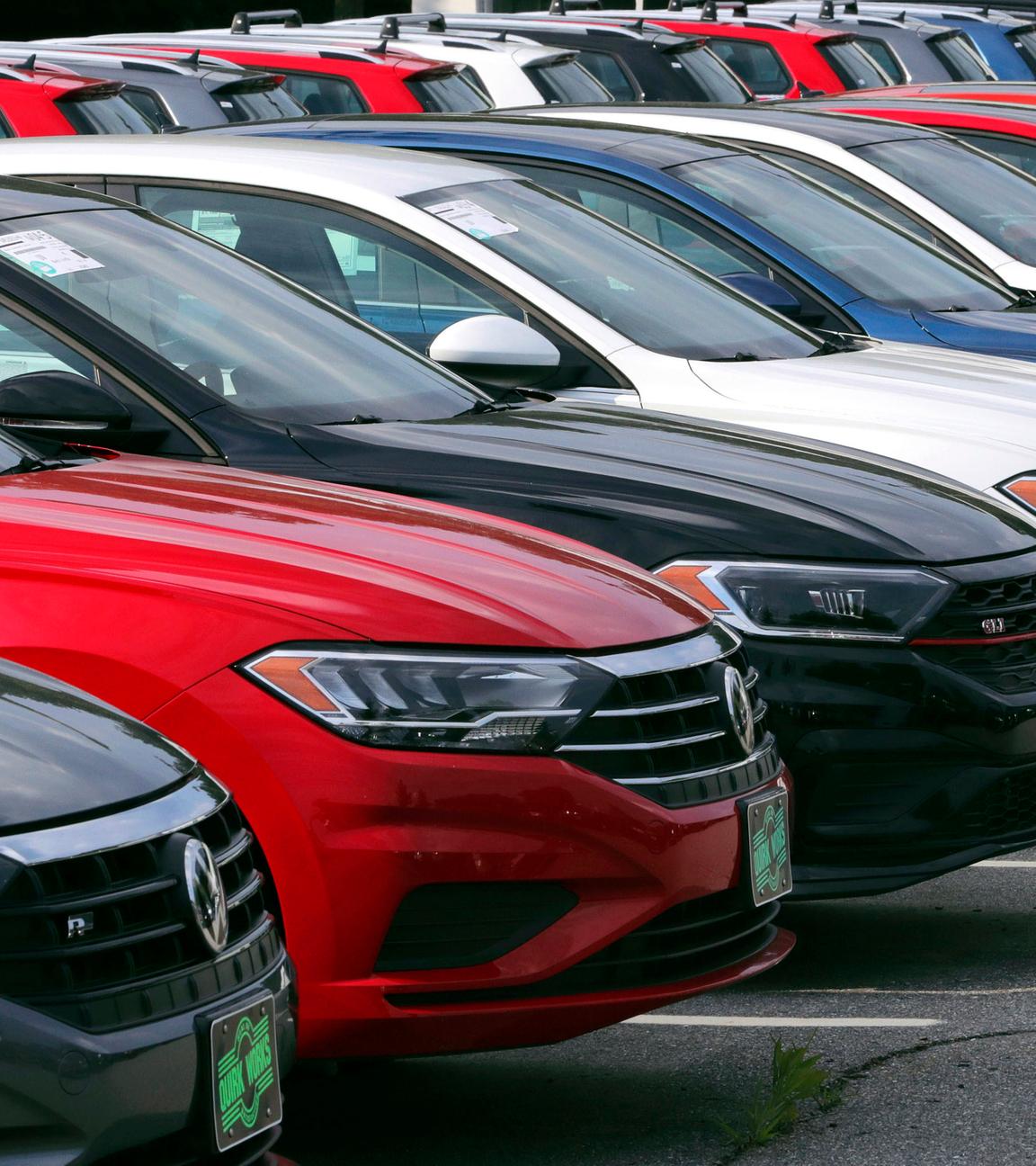Lohnen sich Auto-Abo-Modelle? Autos stehen auf einem Gelände