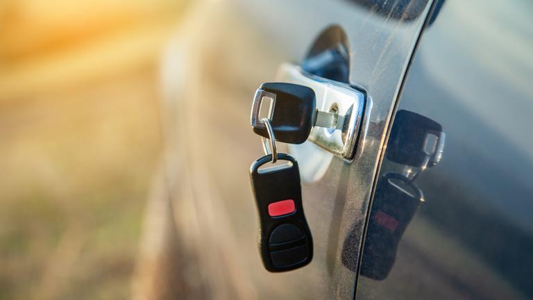Schlüssel an einer Autotür