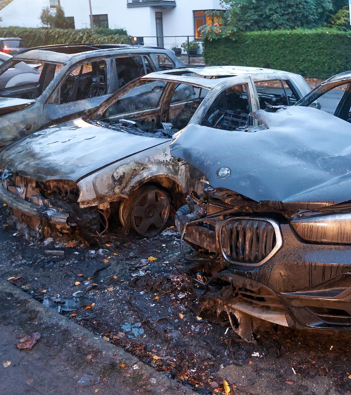 Hamburg: Ausgebrannte Fahrzeuge stehen im Stadtteil Othmarschen im Hamburger Westen an einer Strasse.