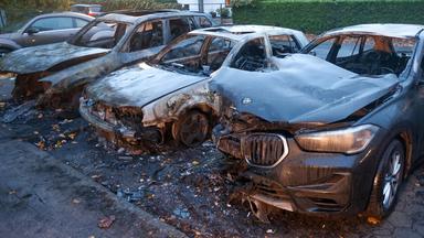 Hamburg: Ausgebrannte Fahrzeuge stehen im Stadtteil Othmarschen im Hamburger Westen an einer Strasse.