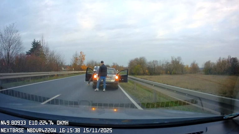 Vermeintliche Panne: Auto mit Insassin gestohlen