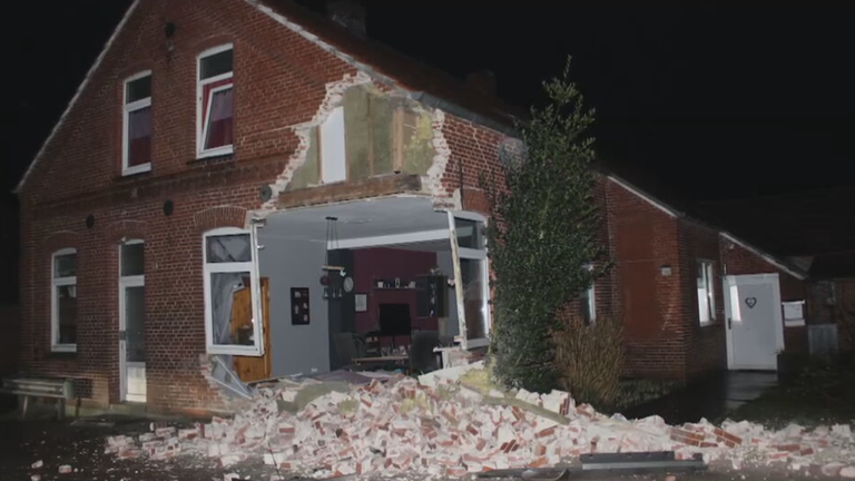 Betrunken am Steuer: Auto endet in Wohnzimmer