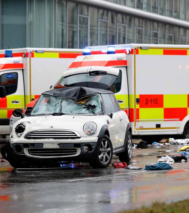 Auto in München in Menschengruppe gefahren