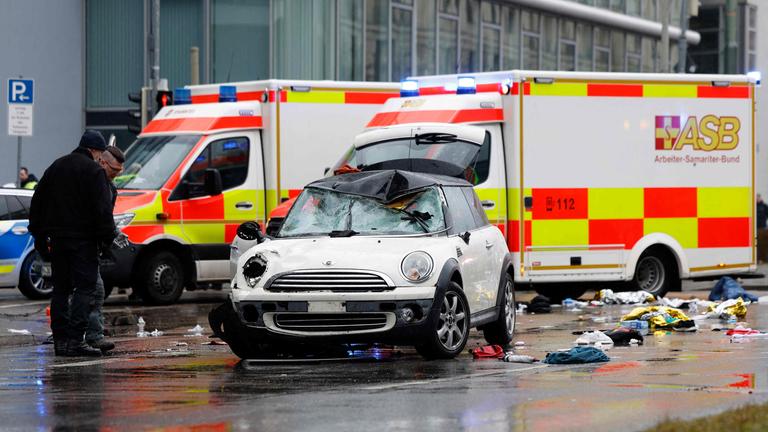 Auto in München in Menschengruppe gefahren