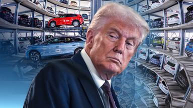 Donald Trump blickt über seine Schulter nach links, dahinter ein eingeblendetes Foto eines Autohauses.