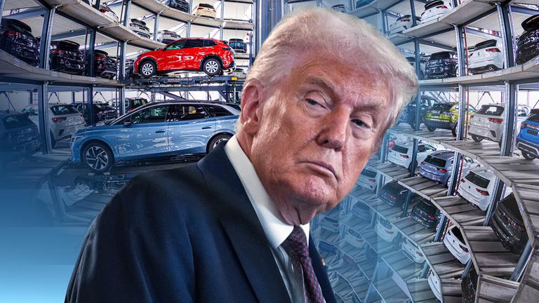 Donald Trump blickt über seine Schulter nach links, dahinter ein eingeblendetes Foto eines Autohauses.