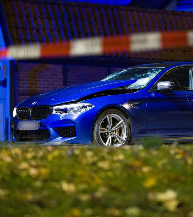  Ein BMW steht in der Nacht an einer Einsatzstelle in der Region Hannover. Einsatzkräfte haben zuvor auf ein Auto geschossen, dass zuvor in eine Gruppe von Menschen gefahren ist.