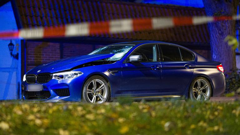  Ein BMW steht in der Nacht an einer Einsatzstelle in der Region Hannover. Einsatzkräfte haben zuvor auf ein Auto geschossen, dass zuvor in eine Gruppe von Menschen gefahren ist.