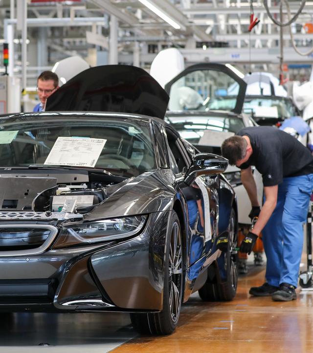Mitarbeiter im BMW-Werk montieren einen elektrisch angetriebenen i8.