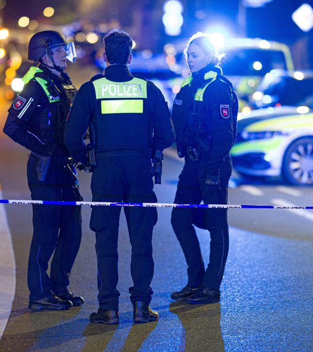  Polizisten sichert in der Nacht eine Einsatzstelle in der Region Hannover.