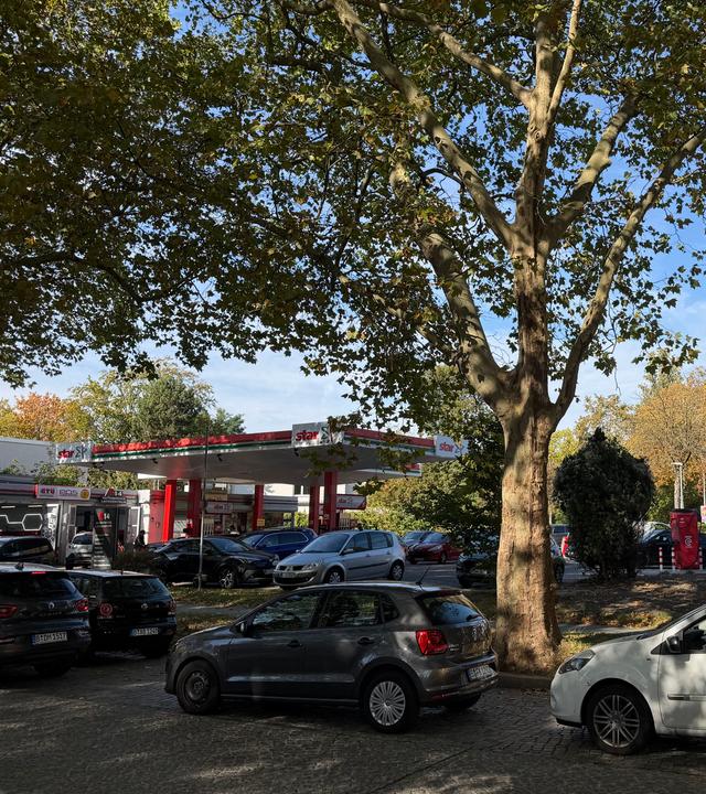 Lange Pkw-Schlangen vor einer Tankstelle in Dahlem