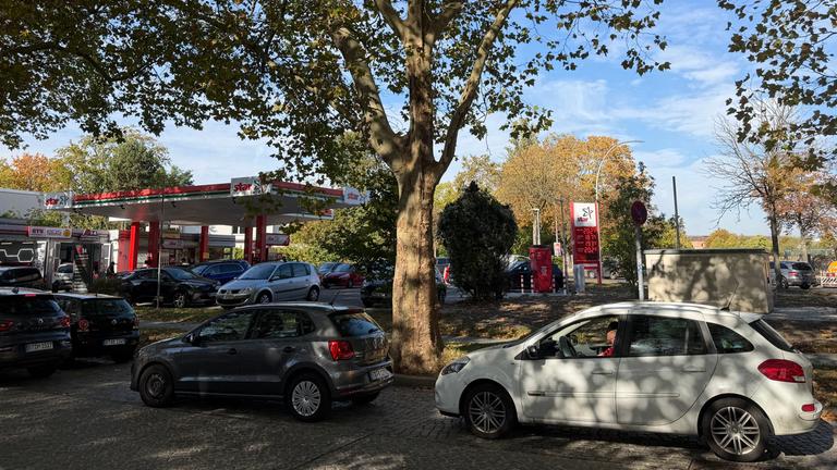 Lange Pkw-Schlangen vor einer Tankstelle in Dahlem
