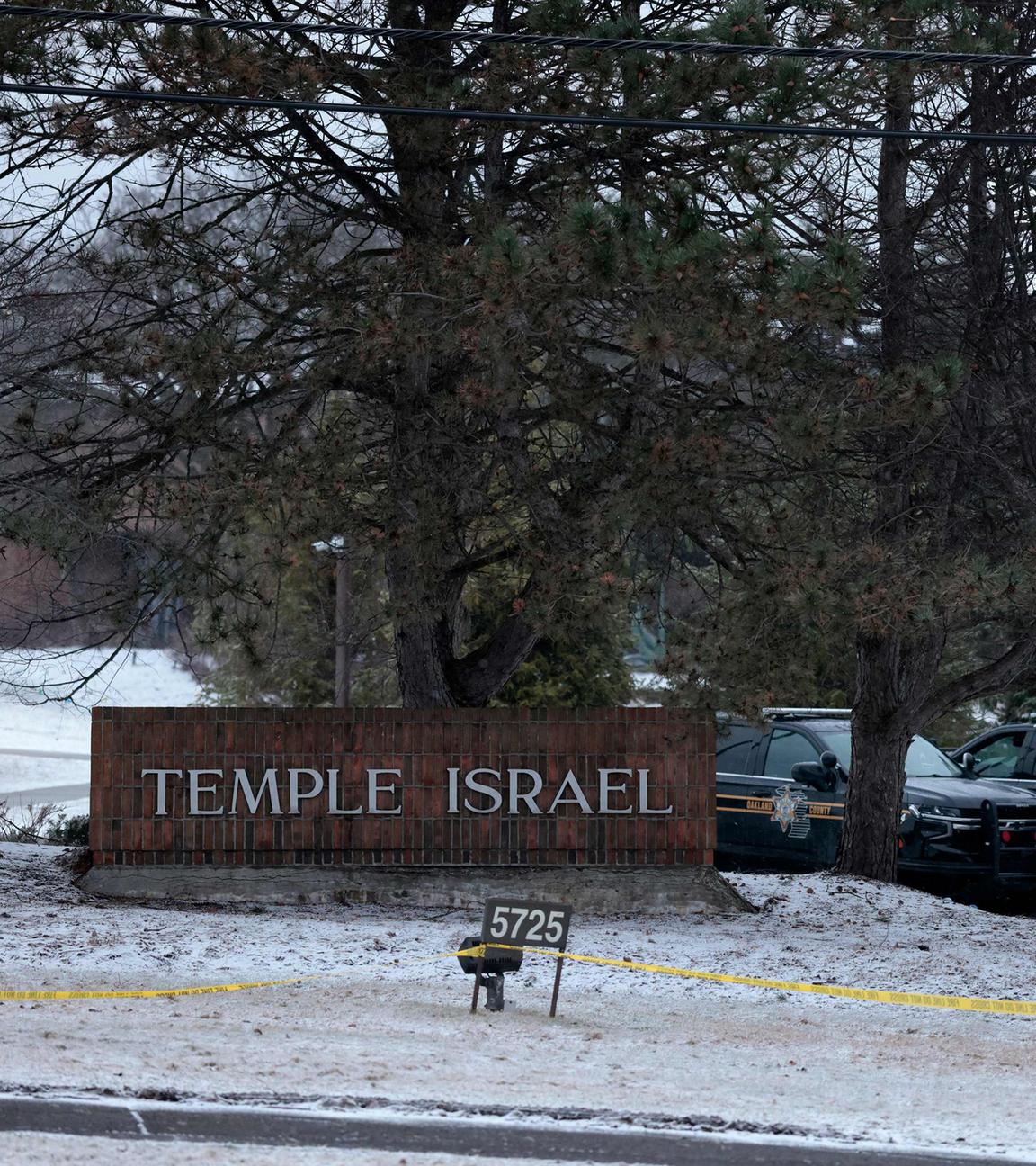 Am 13.03.2026 sind vor dem „Temple Israel“ in West Bloomfield, Michigan, Polizeifahrzeuge zu sehen, die den Tatort absichern, nachdem ein Mann mit einem Fahrzeug in das Gebäude gerast war.