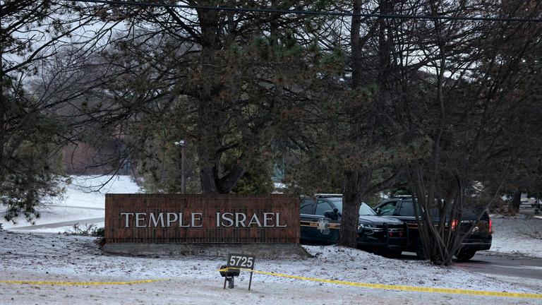 Am 13.03.2026 sind vor dem „Temple Israel“ in West Bloomfield, Michigan, Polizeifahrzeuge zu sehen, die den Tatort absichern, nachdem ein Mann mit einem Fahrzeug in das Gebäude gerast war.