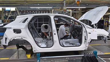 Thüringen, Eisenach: Mitarbeiter fertigen den Opel Grandland X im Opel-Werk.