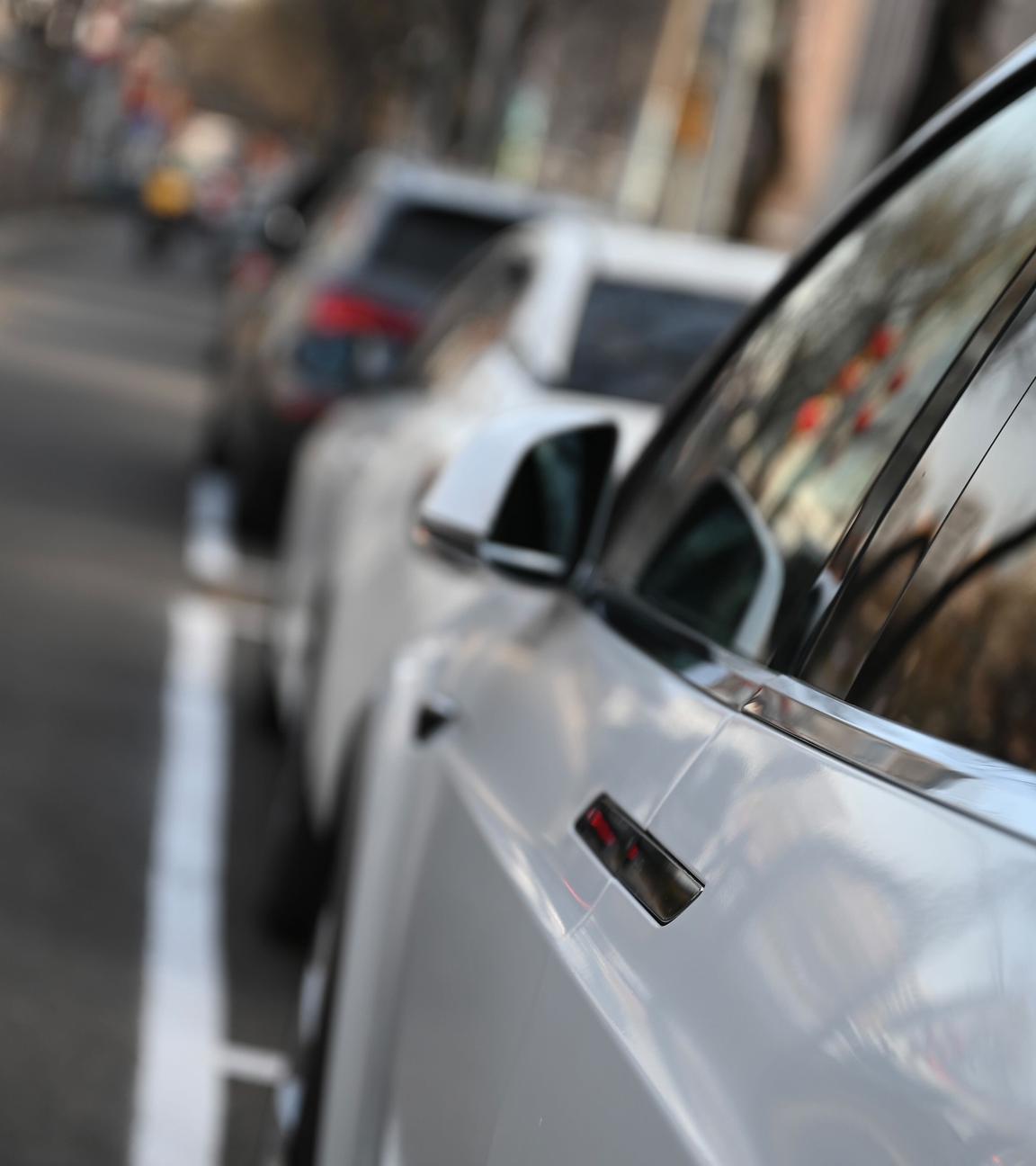 Ein versenkbarer Türgriff an einem Fahrzeug.