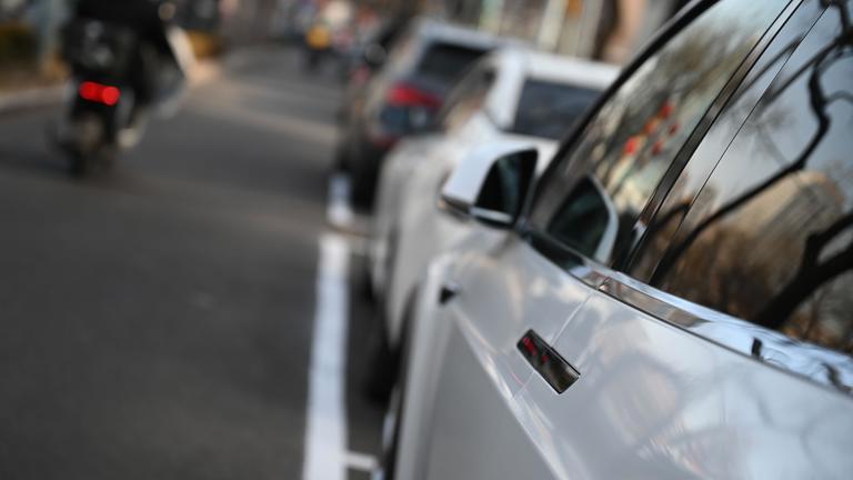 Ein versenkbarer Türgriff an einem Fahrzeug.