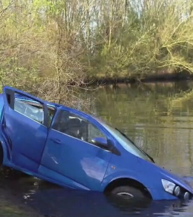 Auto im Teich: komplizierte Bergungsaktion