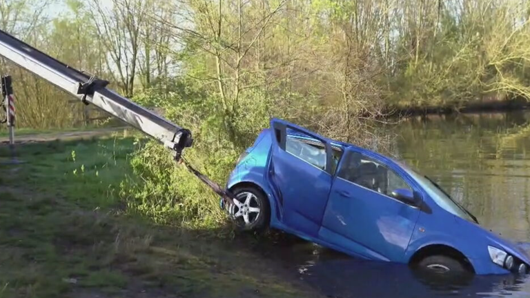 Auto im Teich: komplizierte Bergungsaktion
