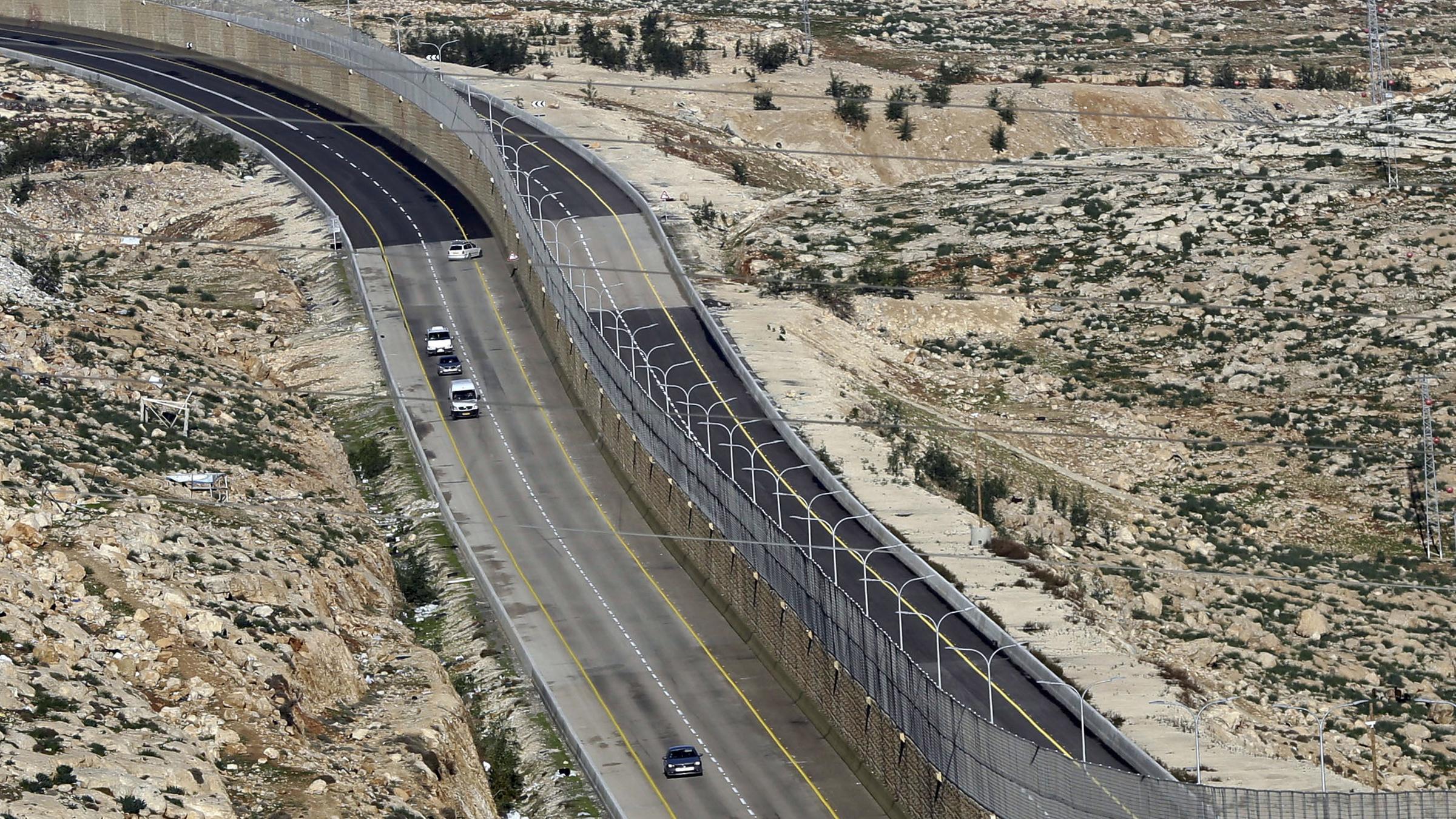 Mauer zwischen Israelis und Palästinensern auf neuer Autobahn