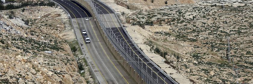 Mauer zwischen Israelis und Palästinensern auf neuer Autobahn