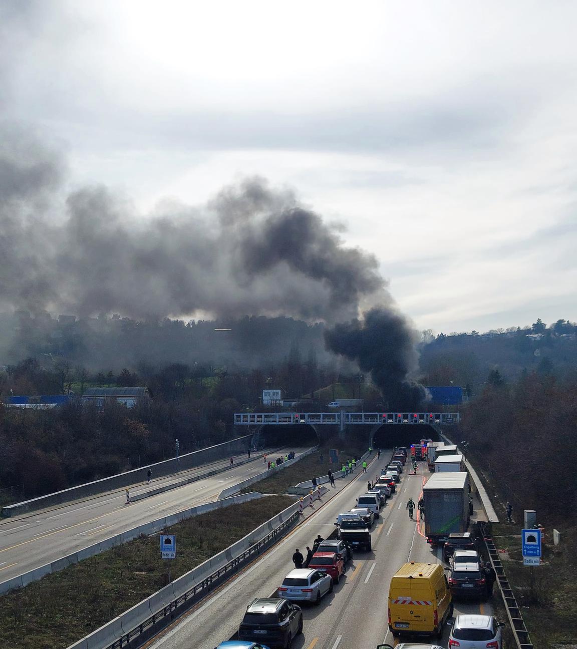 g: Eine Rauchsäule ist über dem Eingang zum Engelbergtunnel bei Leonberg auf der A81 zu sehen. 