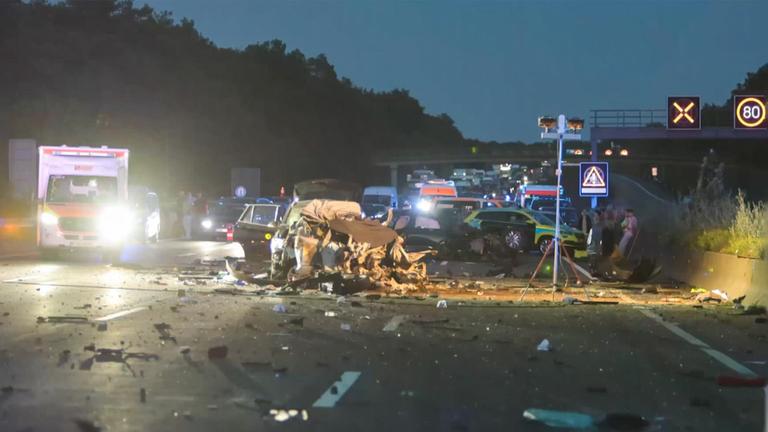 Bei einem Autounfall zwischen dem Offenbacher Kreuz und Frankfurt-Süd wurden laut Polizei drei Menschen getötet und mehrere Personen verletzt.