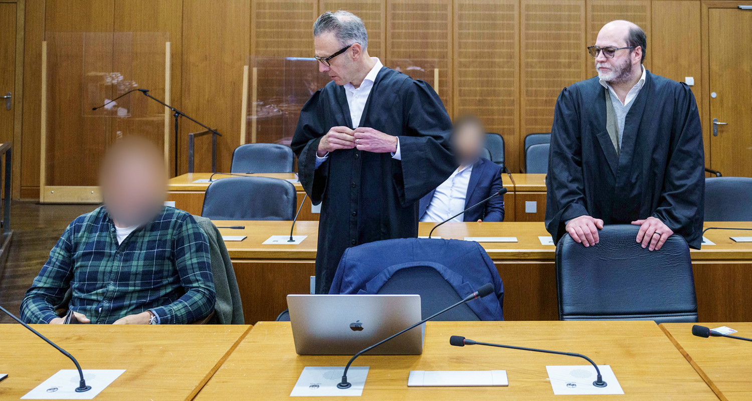  Anwälte mit Angeklagten Im Gericht