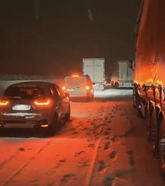 Die A49 Homberg in Hessen. Die Fahrzeuge stehen im Stau.