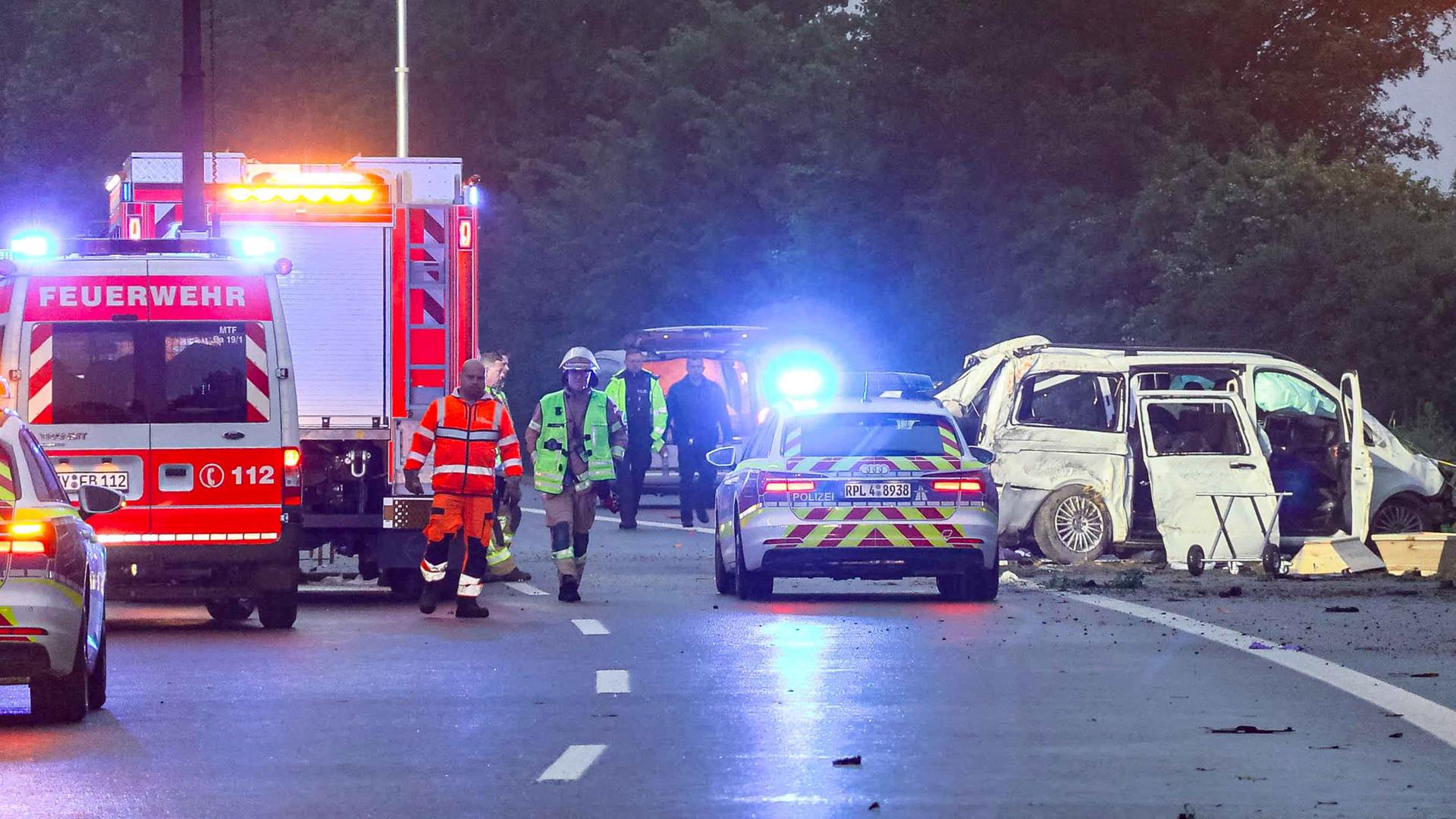 25.05.2025, Rheinland-Pfalz, Bassenheim: Feuerwehr und Polizei sind an einer Unfallstelle auf der Autobahn 48 (A48) im Einsatz. 