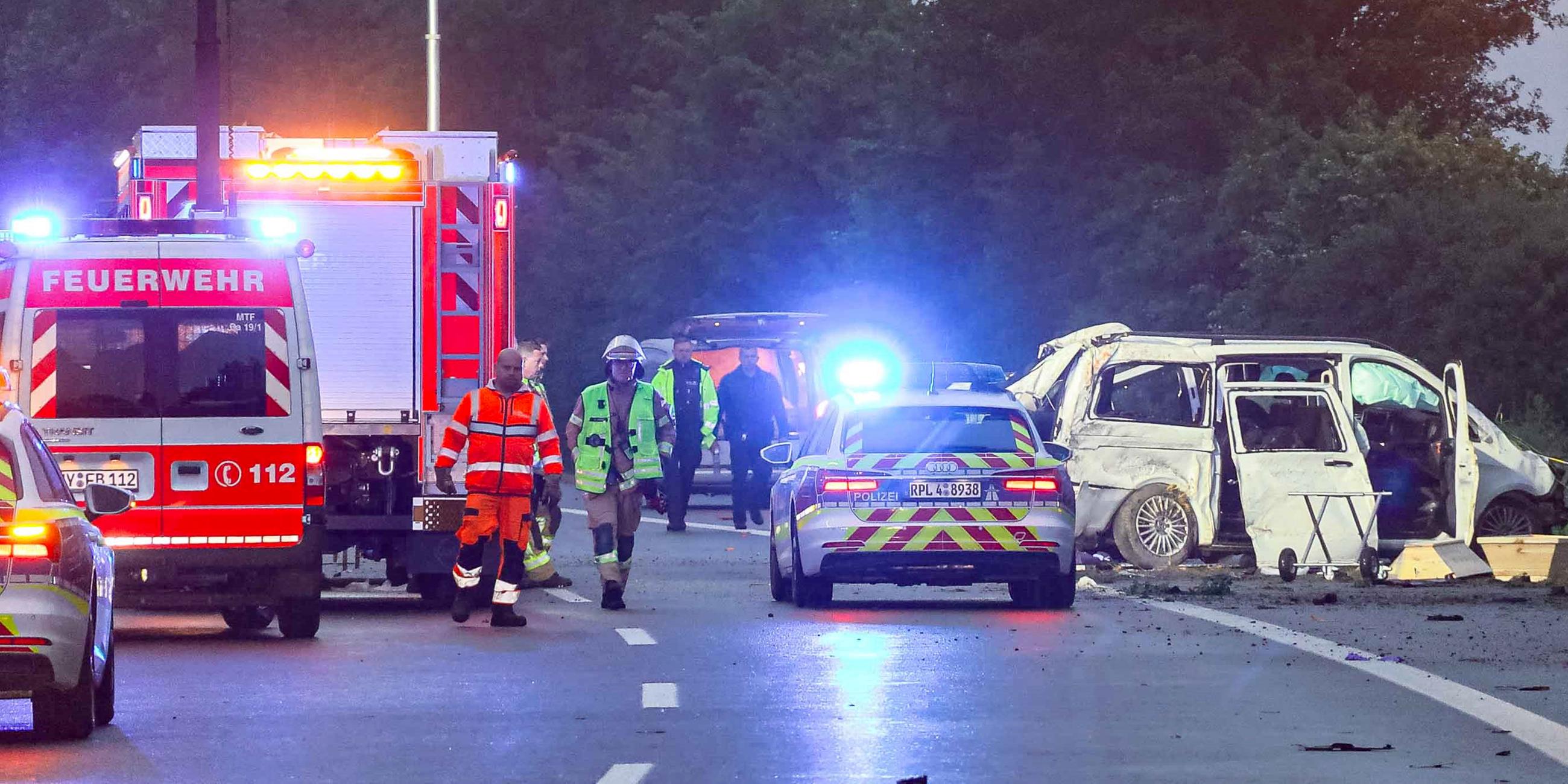 25.05.2025, Rheinland-Pfalz, Bassenheim: Feuerwehr und Polizei sind an einer Unfallstelle auf der Autobahn 48 (A48) im Einsatz. 