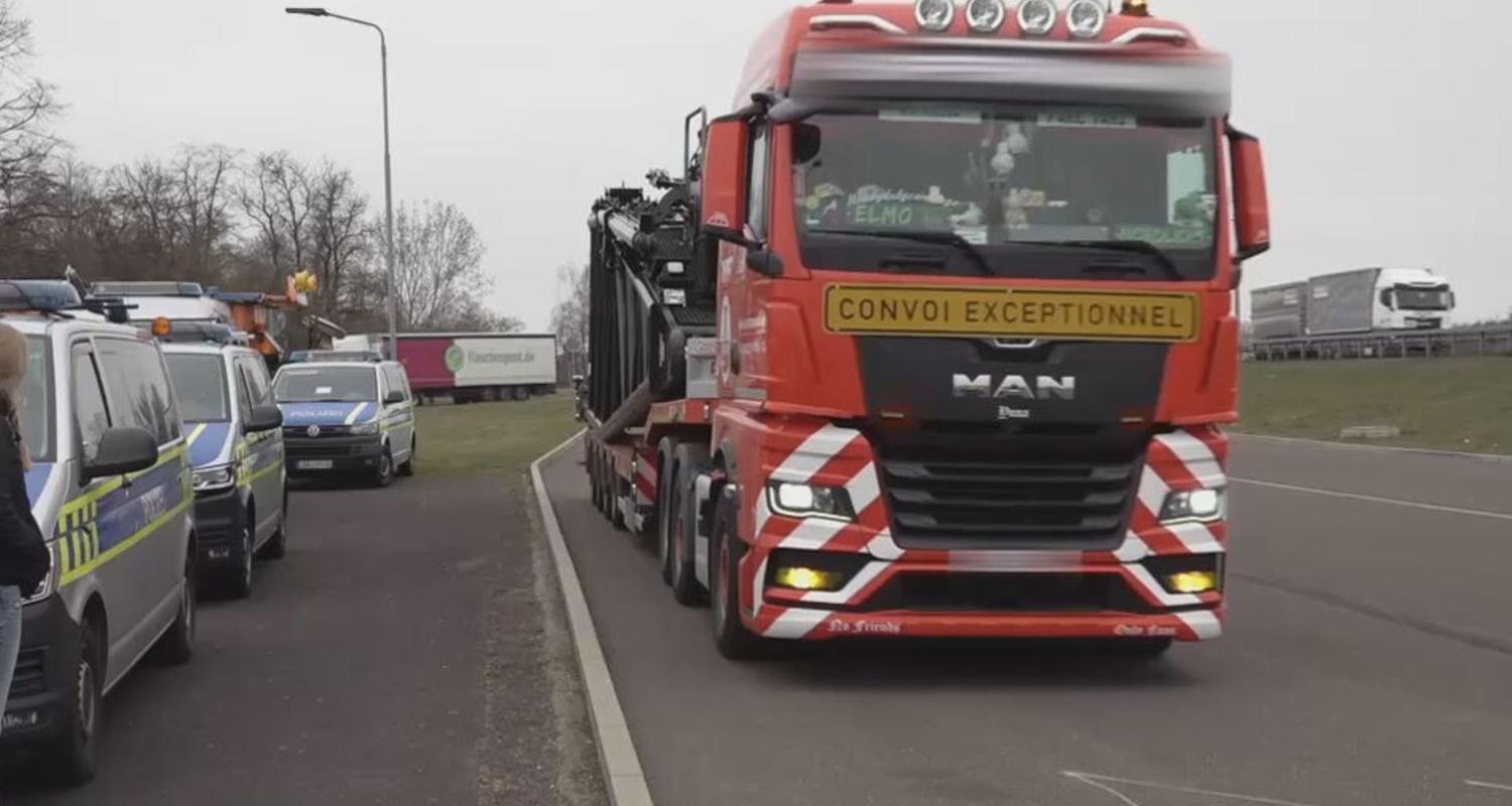 Die Polizei kontrolliert LKWs auf der A2