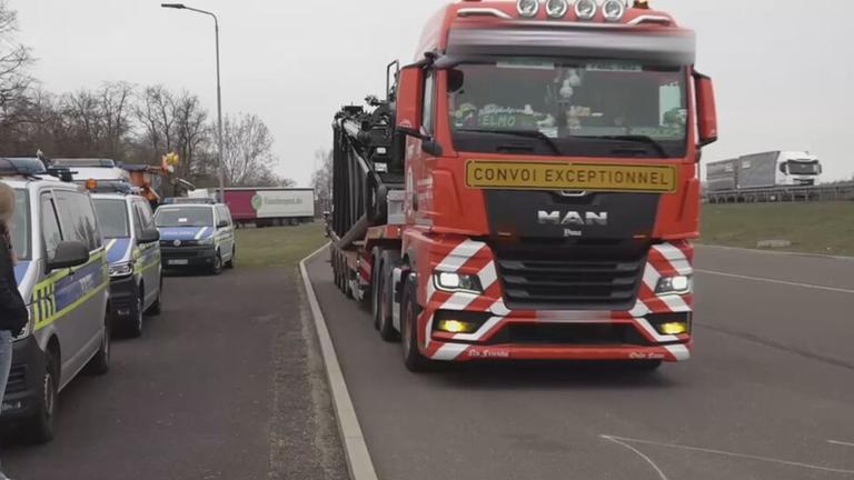 Die Polizei kontrolliert LKWs auf der A2