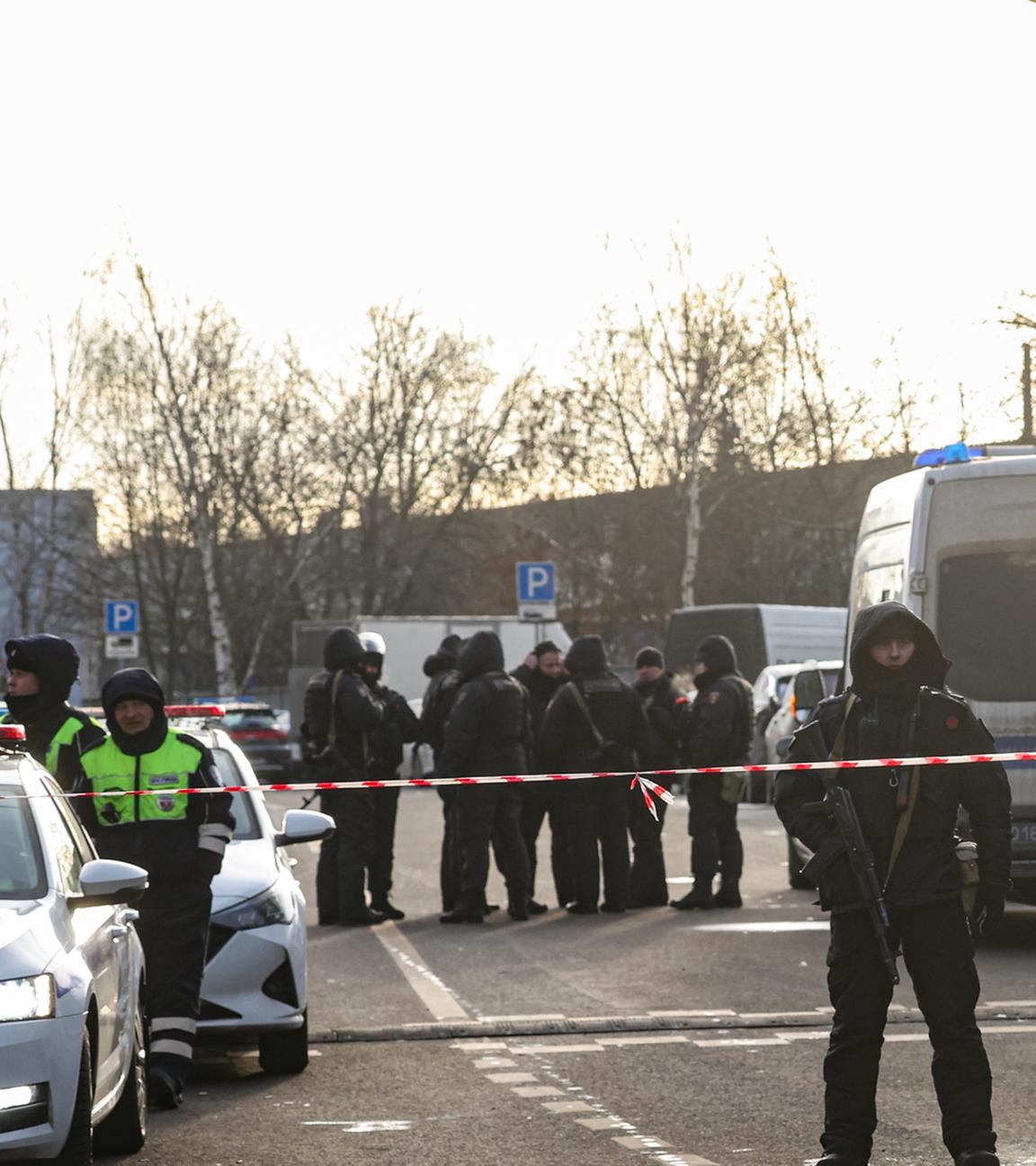 Russische Polizisten sperren eine Straße am Ort einer Autobombenexplosion in Moskau, Russland, am 24.12.2025. 