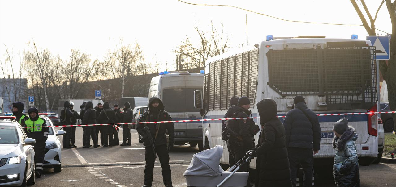 Russische Polizisten sperren eine Straße am Ort einer Autobombenexplosion in Moskau, Russland, am 24.12.2025. 