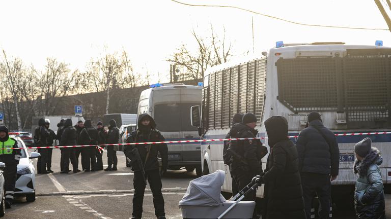 Russische Polizisten sperren eine Straße am Ort einer Autobombenexplosion in Moskau, Russland, am 24.12.2025. 