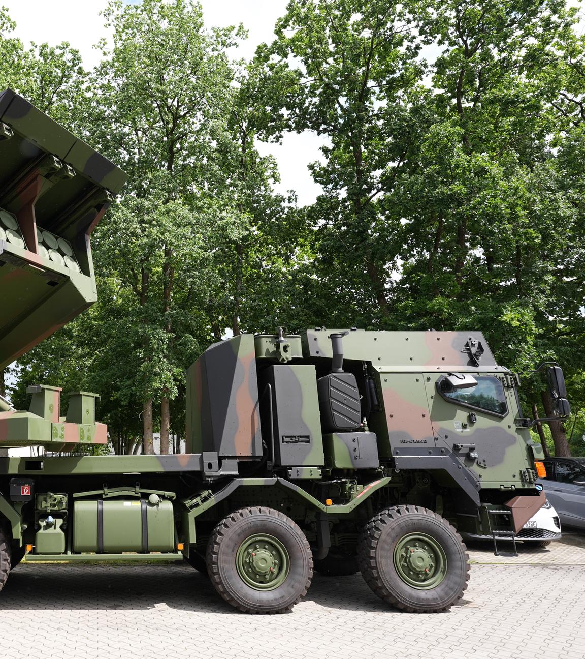  Ein Mehrfachraketenwerfer auf einem HX 8x8 Truck steht vor einer Werkshalle des Rüstungsunternehmens Rheinmetall. 