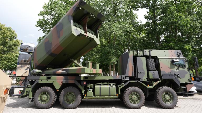  Ein Mehrfachraketenwerfer auf einem HX 8x8 Truck steht vor einer Werkshalle des Rüstungsunternehmens Rheinmetall. 