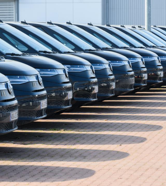 Volkswagen Transporter T7 eHybrid stehen im Werk von Volkswagen Nutzfahrzeuge.