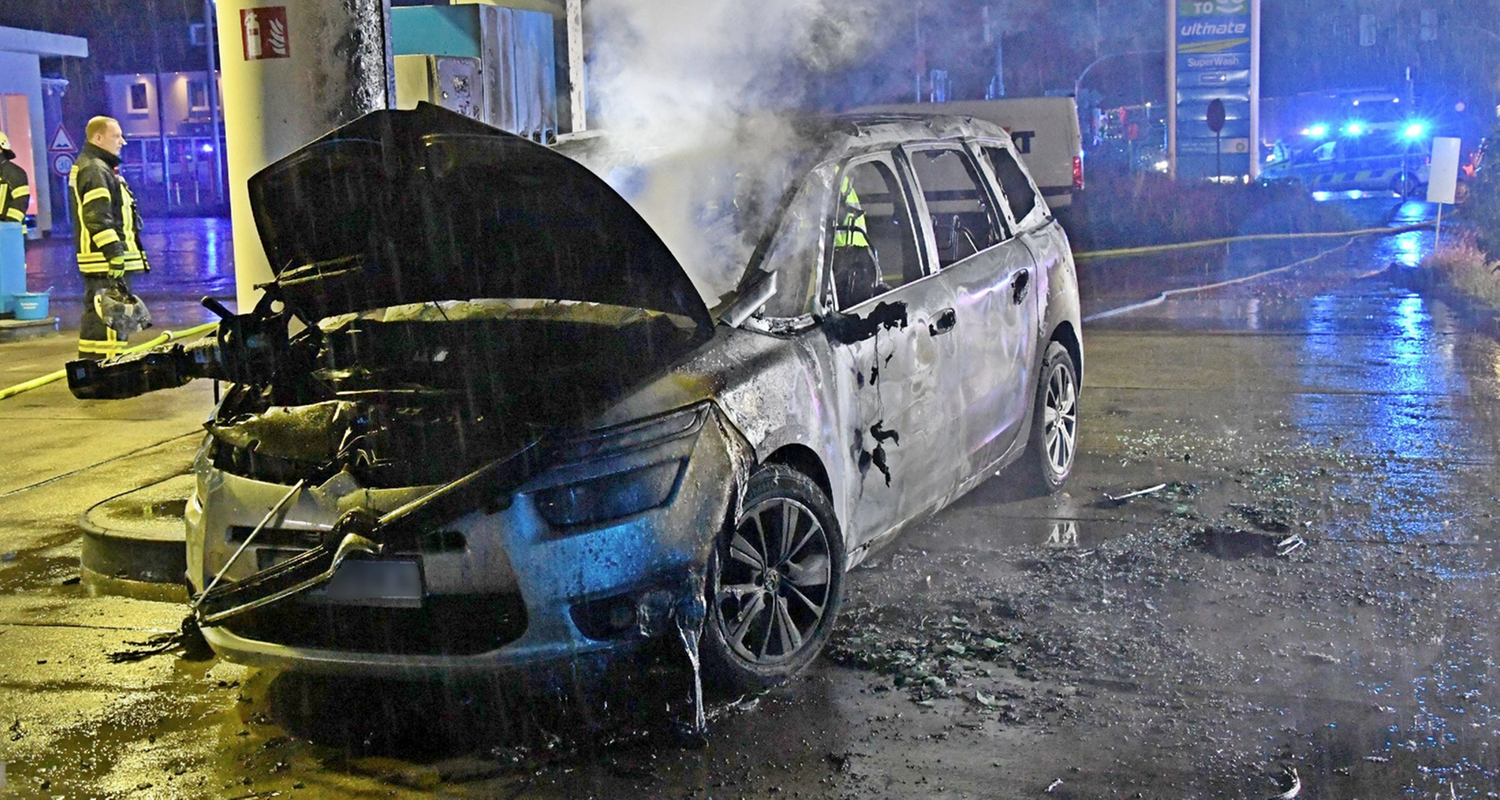 Verbranntes Auto an Tankstelle
