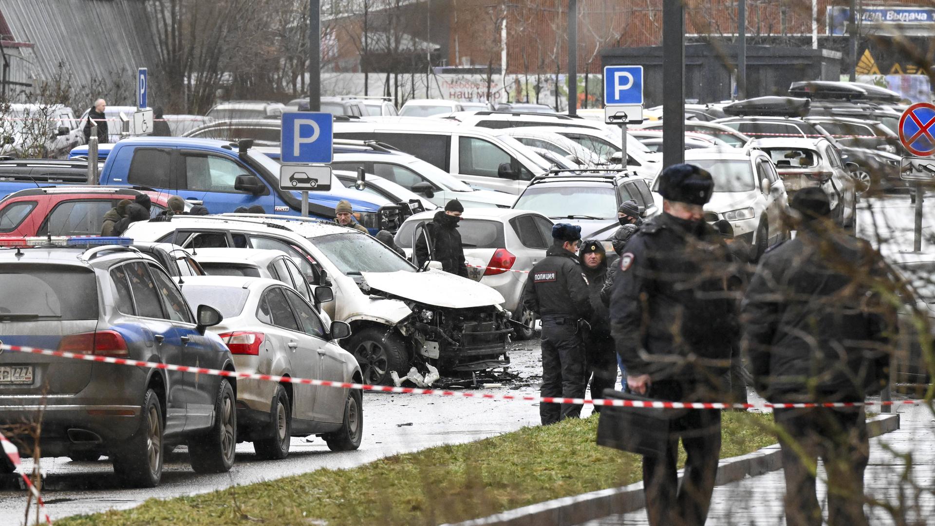 Explosionsstelle eines Autos in der Jasenewaja-Straße im Süden Moskaus, Russland. Der russische Generalleutnant Fanil Sarwarow kam am Montag bei einer Autoexplosion in Moskau ums Leben.